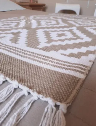 Alfombra étnica beige y blanca