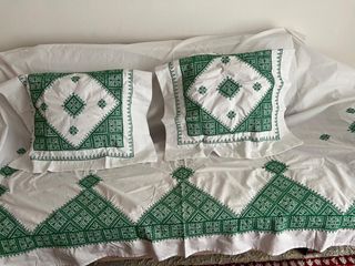 Juego de cama bordado verde