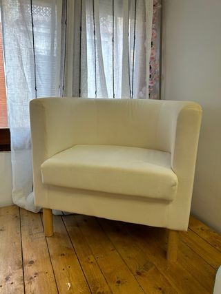 Sillón acolchado beige