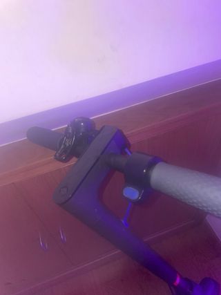 Patinete eléctrico con rueda pinchada