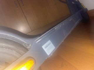 Patinete eléctrico con rueda pinchada