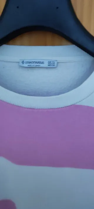 Sudadera rosa y blanca a rayas