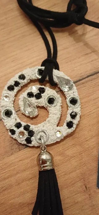 Bellissimo ciondolo a spirale con strass
