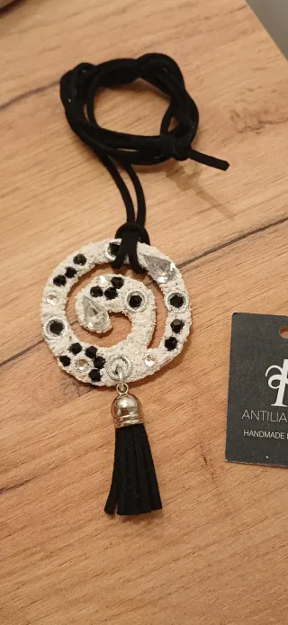 Bellissimo ciondolo a spirale con strass
