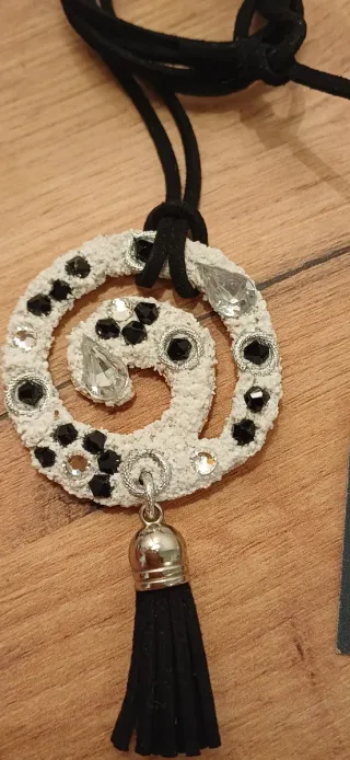 Bellissimo ciondolo a spirale con strass