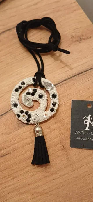 Bellissimo ciondolo a spirale con strass