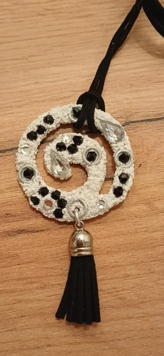 Bellissimo ciondolo a spirale con strass