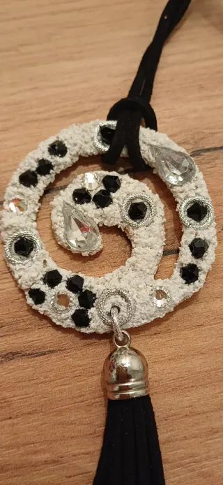 Bellissimo ciondolo a spirale con strass