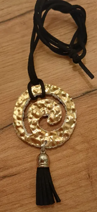 Bellissimo ciondolo a spirale con strass