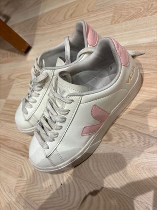 Zapatillas Veja blancas y rosas