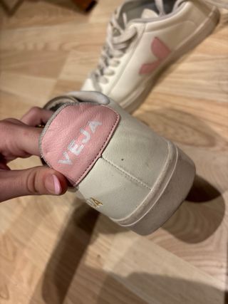 Zapatillas Veja blancas y rosas