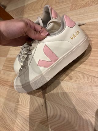 Zapatillas Veja blancas y rosas
