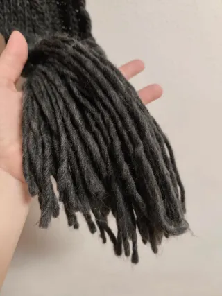 Bufanda Bershka gris trenzada con flecos de chica.