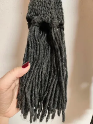 Bufanda Bershka gris trenzada con flecos de chica.