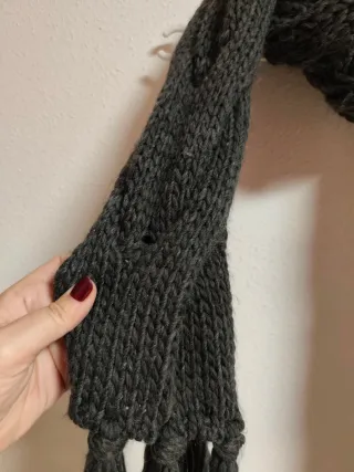 Bufanda Bershka gris trenzada con flecos de chica.