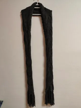 Bufanda Bershka gris trenzada con flecos de chica.