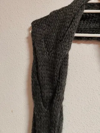 Bufanda Bershka gris trenzada con flecos de chica.