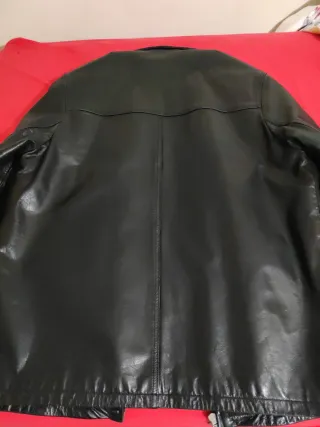 Cazadora de cuero negra