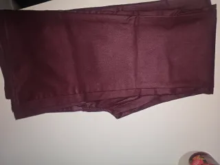 Pantalón similcuero morado