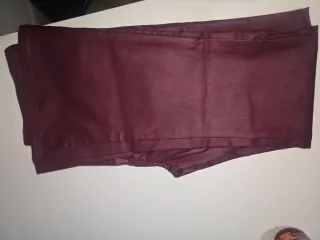 Pantalón similcuero morado