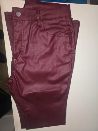 Pantalón similcuero morado