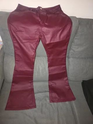 Pantalón similcuero morado