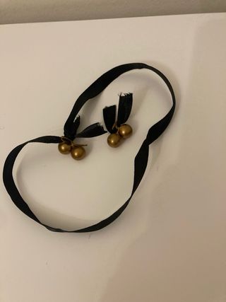 Collar cinta negra con dos cascabeles dorados