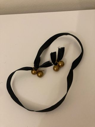 Collar cinta negra con dos cascabeles dorados