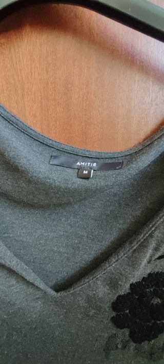 Blusa gris con flores negras