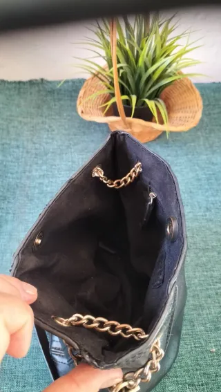 Bolso de hombro negro con cadena dorada