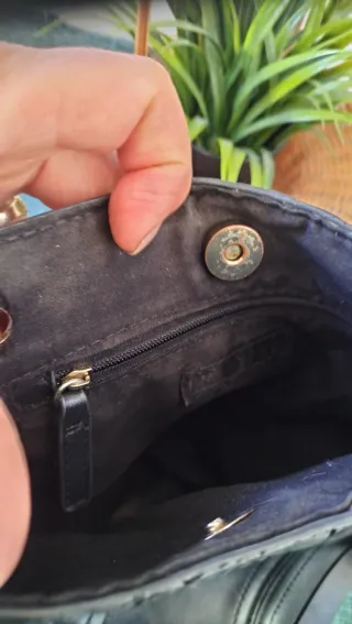 Bolso de hombro negro con cadena dorada