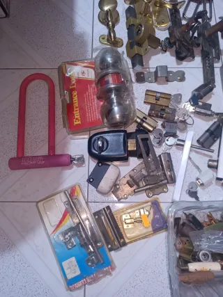 Lote de cerraduras y llaves