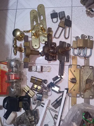 Lote de cerraduras y llaves