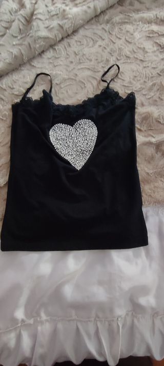 Top negro con corazón de pedrería
