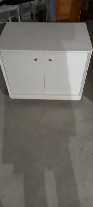 Mueble blanco con dos puertas