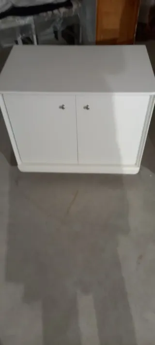 Mueble blanco con dos puertas