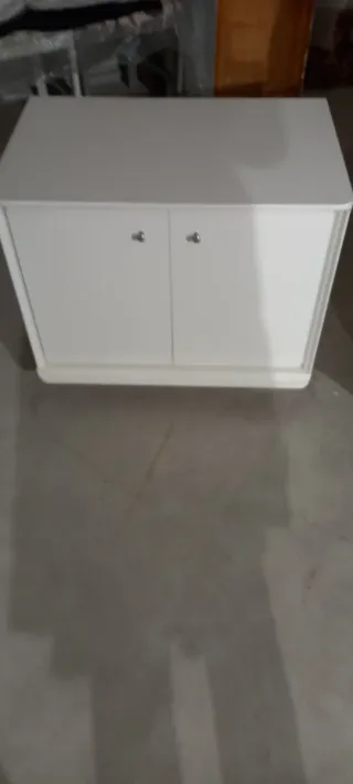 Mueble blanco con dos puertas