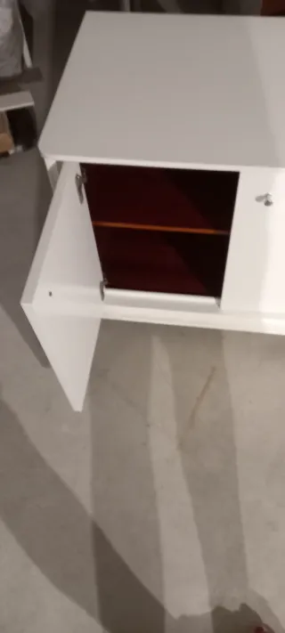 Mueble blanco con dos puertas