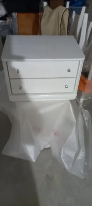 Mueble blanco con dos puertas