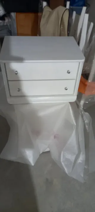 Mueble blanco con dos puertas