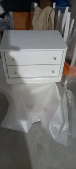 Mueble blanco con dos puertas