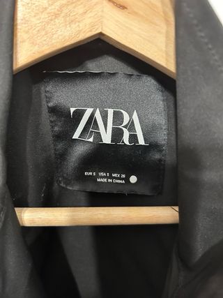 Chaqueta técnica negra con correas y hebillas