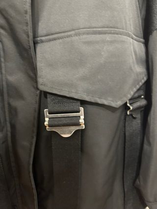 Chaqueta técnica negra con correas y hebillas