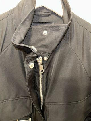 Chaqueta técnica negra con correas y hebillas