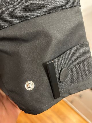 Chaqueta técnica negra con correas y hebillas