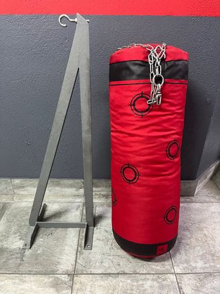 Saco de boxeo rojo con soporte