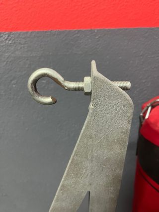 Saco de boxeo rojo con soporte