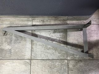 Saco de boxeo rojo con soporte