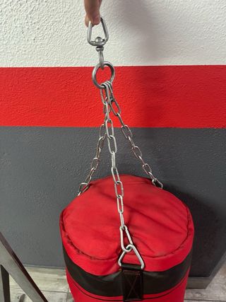 Saco de boxeo rojo con soporte