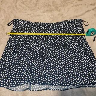 Falda negra con lunares blancos